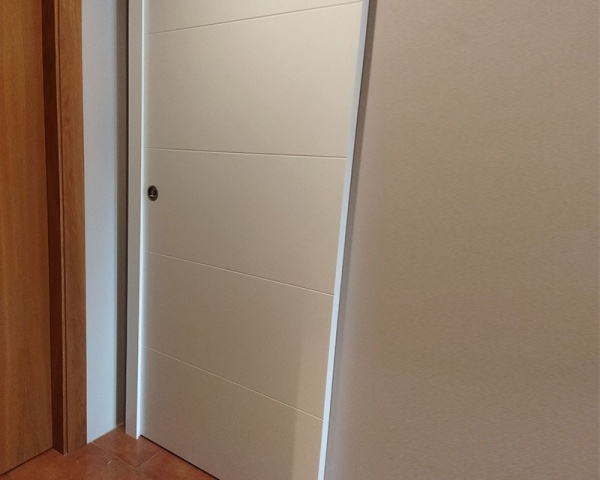 Elegir puertas para el hogar: ¿puertas correderas o batientes?