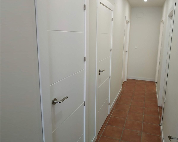 4 errores al elegir o instalar puertas de madera interiores en tu vivienda